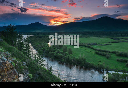 Ansicht der Tuul Fluss bei Sonnenuntergang, gorkhi-terelj Nationalpark, Mongolei Stockfoto