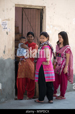 24 März 2018, Indien, New Delhi: Drei Frauen und ein kleines Kind vor einem Haus. Foto: Bernd von Jutrczenka/dpa Stockfoto