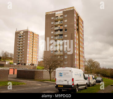 Leeds, West Yorkshire, UK. 27. März 2018. Zeichen von Feuer Schäden sichtbar auf der Außenseite der 'Pappel Court 2', ein 12-stöckiges Mehrfamilienhaus in der bramley Gegend der Stadt. Die Feuerwehr wurde gerufen, heute Morgen gegen 10.30 Uhr und drei Menschen angeblich zum Krankenhaus als Ergebnis der Feuer genommen wurden. © Ian Wray/Alamy leben Nachrichten Stockfoto