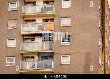 Leeds, West Yorkshire, UK. 27. März 2018. Zeichen von Feuer Schäden sichtbar auf der Außenseite der 'Pappel Court 2', ein 12-stöckiges Mehrfamilienhaus in der bramley Gegend der Stadt. Die Feuerwehr wurde gerufen, heute Morgen gegen 10.30 Uhr und drei Menschen angeblich zum Krankenhaus als Ergebnis der Feuer genommen wurden. © Ian Wray/Alamy leben Nachrichten Stockfoto