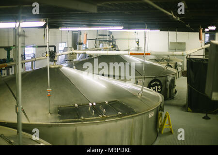 23 Februar 2018, USA, Lynchburg: Fermentation Tanks die Jack Daniel's Destillerie. Firmengründer Jack Daniel gründete seine erste Brennerei im Jahre 1866. Mit der Produktion von etwa 90 Millionen Litern, Jack Daniel's ist Amerikas meistverkaufte Whiskey Marke. Foto: Kyle Dean Reinford/dpa Stockfoto