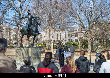 Washington, USA. 26. März, 2018. Bronze Pferdesport von Washington DC Statue von Jeanne d'Arc hat ein neues Schwert, courtesty der Lebensdauer Netzwerk und der History Channel. Die Veranstaltung wurde von einer kleinen Zeremonie März 26, 2018 gekennzeichnet, die durch die TV-Networks und der National Park Service, die adminsiters Meridian Hill Park gehostet werden. Joans vorherige Schwert wurde zuletzt im Jahre 2016 gestohlen. Quelle: Tim Braun/Alamy leben Nachrichten Stockfoto