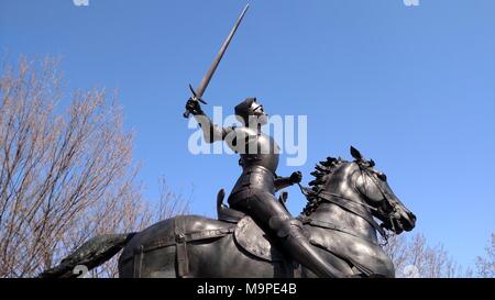 Washington, USA. 26. März, 2018. Bronze Pferdesport von Washington DC Statue von Jeanne d'Arc hat ein neues Schwert, courtesty der Lebensdauer Netzwerk und der History Channel. Die Veranstaltung wurde von einer kleinen Zeremonie März 26, 2018 gekennzeichnet, die durch die TV-Networks und der National Park Service, die adminsiters Meridian Hill Park gehostet werden. Joans vorheriges Bild: Tim Braun/Alamy leben Nachrichten Stockfoto