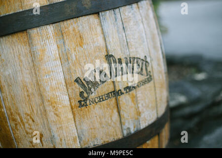 23 Februar 2018, USA, Lynchburg: Der typische Jack Daniel Schrift auf einen Whisky barrel. Firmengründer Jack Daniel gründete seine erste Brennerei im Jahre 1866. Mit der Produktion von etwa 90 Millionen Litern, Jack Daniel's ist Amerikas meistverkaufte Whiskey Marke heute. Foto: Kyle Dean Reinford/dpa Stockfoto