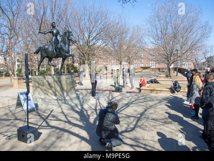 Washington, USA. 26. März, 2018. Bronze Pferdesport von Washington DC Statue von Jeanne d'Arc hat ein neues Schwert, courtesty der Lebensdauer Netzwerk und der History Channel. Die Veranstaltung wurde von einer kleinen Zeremonie März 26, 2018 gekennzeichnet, die durch die TV-Networks und der National Park Service, die adminsiters Meridian Hill Park gehostet werden. Joans vorherige Schwert wurde zuletzt im Jahre 2016 gestohlen. Quelle: Tim Braun/Alamy leben Nachrichten Stockfoto