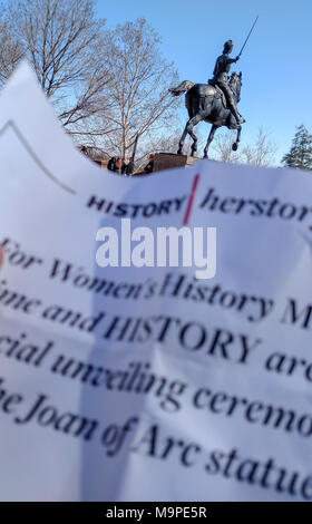 Washington, USA. 26. März, 2018. Bronze Pferdesport von Washington DC Statue von Jeanne d'Arc hat ein neues Schwert, courtesty der Lebensdauer Netzwerk und der History Channel. Die Veranstaltung wurde von einer kleinen Zeremonie März 26, 2018 gekennzeichnet, die durch die TV-Networks und der National Park Service, die adminsiters Meridian Hill Park gehostet werden. Joans vorherige Schwert wurde zuletzt im Jahre 2016 gestohlen. Quelle: Tim Braun/Alamy leben Nachrichten Stockfoto