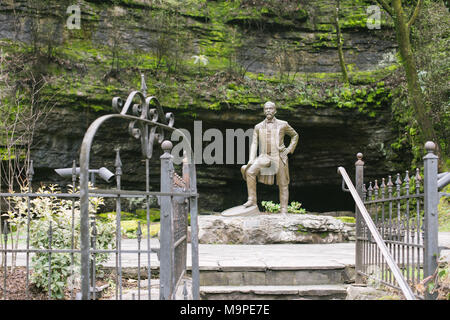 23 Februar 2018, USA, Lynchburg: eine Skulptur vor der Höhle, aus der das Wasser für die Jack Daniel's Whiskey fließt, dient als Erinnerung, die Firmengründer Jack Daniel. Foto: Repro: Kyle Dean Reinford/Jack Daniel's/dpa/dpa Stockfoto