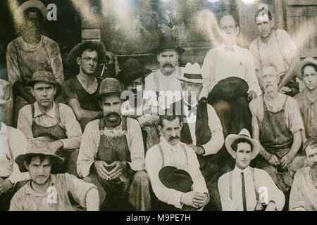 23 Februar 2018, USA, Lynchburg: eine Reproduktion eines schwarz-weiß Foto im alten Amt für die Jack Daniel's Destillerie, die Firmengründer Jack Daniel (C) und seinem Team. Foto: Repro: Kyle Dean Reinford/Jack Daniel's/dpa/dpa Stockfoto