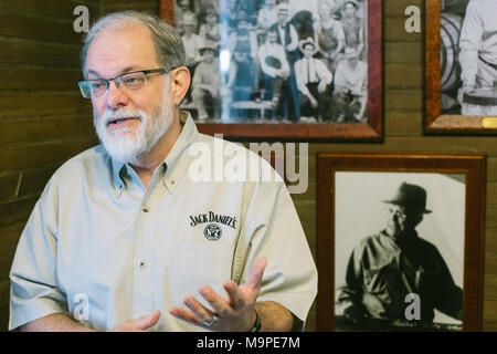 23 Februar 2018, USA, Lynchburg: Nelson Eddy, Jack Daniel's Firma Historiker sprechen in das alte Büro des Firmengründers Daniel auf dem Gelände der die Jack Daniel's Destillerie. Foto: Kyle Dean Reinford/dpa Stockfoto