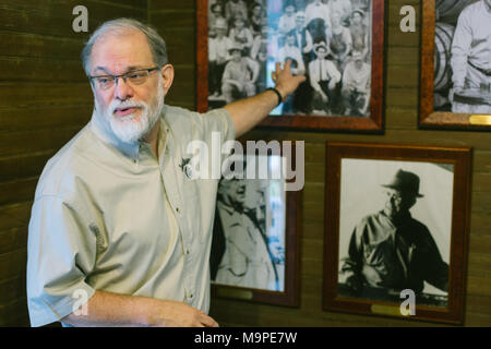 23 Februar 2018, USA, Lynchburg: Nelson Eddy, Jack Daniel's Firma Historiker sprechen in das alte Büro des Firmengründers Daniel auf dem Gelände der die Jack Daniel's Destillerie. Foto: Kyle Dean Reinford/dpa Stockfoto