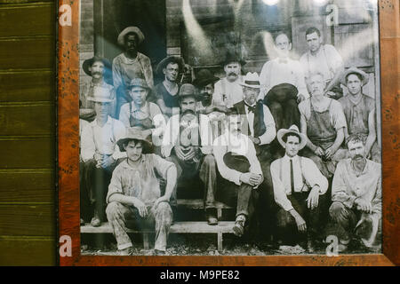 23 Februar 2018, USA, Lynchburg: eine Reproduktion eines schwarz-weiß Foto im alten Amt für die Jack Daniel's Destillerie, die Firmengründer Jack Daniel (C) und seinem Team. Foto: Repro: Kyle Dean Reinford/Jack Daniel's/dpa/dpa Stockfoto