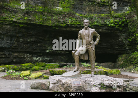 23 Februar 2018, USA, Lynchburg: eine Skulptur vor der Höhle, aus der das Wasser für die Jack Daniel's Whiskey fließt, dient als Erinnerung, die Firmengründer Jack Daniel. Foto: Repro: Kyle Dean Reinford/Jack Daniel's/dpa/dpa Stockfoto
