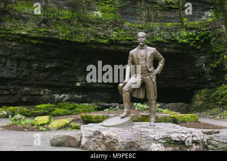 23 Februar 2018, USA, Lynchburg: eine Skulptur vor der Höhle, aus der das Wasser für die Jack Daniel's Whiskey fließt, dient als Erinnerung, die Firmengründer Jack Daniel. Foto: Kyle Dean Reinford/dpa Stockfoto
