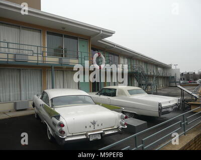 24 Februar 2018, USA, Memphis: Das Lorraine Motel. Die Bürgerrechtler Martin Luther King jr. wurde durch Schüsse auf dem Balkon der Zimmer 306 am 04. April 1968 getroffen. Heute ist die ehemalige Hotel ist ein Civil Rights Museum. Einen Kranz kennzeichnet den Ort der Ermordung. Foto: Michael Donhauser/dpa Stockfoto