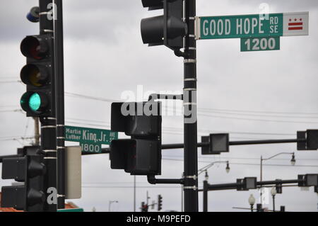 24 Februar 2018, USA, Memphis: der Guten Hoffnung Straße und der Martin-Luther-King-Jr-Avenue Kreuz in Anacostia, einem Viertel in Washington, die fast ausschließlich von Afro-amerikanern bewohnt. Martin Luther war ein Bürgerrechtler, der vor 50 Jahren ermordet wurde. Foto: Michael Donhauser/dpa Stockfoto