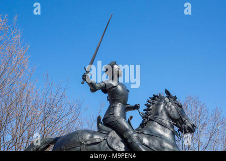 Bronze Pferdesport von Washington DC Statue von Jeanne d'Arc hat ein neues Schwert, courtesty der Lebensdauer Netzwerk und der History Channel. Die Veranstaltung wurde von einer kleinen Zeremonie März 26, 2018 gekennzeichnet, die durch die TV-Networks und der National Park Service, die adminsiters Meridian Hill Park gehostet werden. Joans vorherige Schwert wurde zuletzt im Jahre 2016 gestohlen. Stockfoto