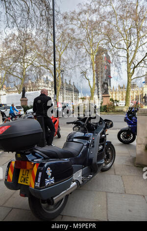 Parliament Square, London, UK. 27. März 2018. Kundgebung für Motorrad & Roller Fahrer in Parliament Square für bessere Rechte und die Sicherheit für Motorradfahrer und Scooter Mitfahrer zu protestieren. Quelle: Matthew Chattle/Alamy leben Nachrichten Stockfoto