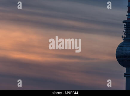 Berlin, Deutschland. 27 Mär, 2018. 23 März 2018, Deutschland, Berlin: Der Himmel ist farbige hinter der Fersehturm bei Sonnenuntergang. Credit: Christophe Kirschtorte/dpa/Alamy leben Nachrichten Stockfoto