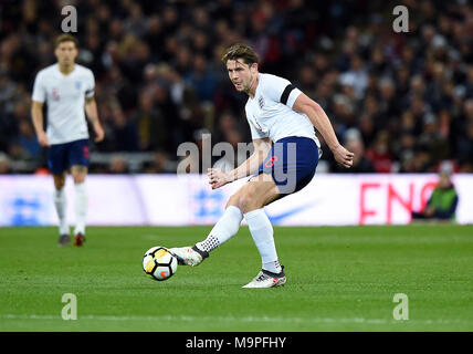 London, Großbritannien. 27. März, 2018. James Tarkowski von England England V Italien England V Italien, internationale freundlich vom 27. März 2018 GBB 7093 INTERNATIONALE FREUNDLICH STRENG redaktionelle Verwendung. Wenn der Spieler/Spieler in diesem Bild dargestellt ist/Spielen für einen englischen Club oder das England National Team. oder irgendwelche "Live"-Diensten. Auch Re: Allstar Bildarchiv/Alamy leben Nachrichten Stockfoto