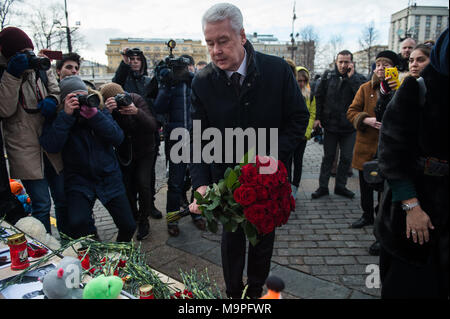 Moskau, Russland. 27 Mär, 2018. Der Moskauer Bürgermeister Sergej Sobjanin (C) legt Blumen die Opfer eines Brandes in einer Mall in Kemerovo während einer Zeremonie in Moskau, Russland, zu trauern, am 27. März 2018. Der russische Präsident Wladimir Putin am Dienstag unterzeichnete einen Erlass erklärt Mittwoch ein Tag der Trauer für die Opfer eines Großbrandes in einem Einkaufszentrum in der sibirischen Stadt Kemerowo, der mindestens 64 Personen am 25. März ermordet. Credit: Evgeny Sinitsyn/Xinhua/Alamy leben Nachrichten Stockfoto