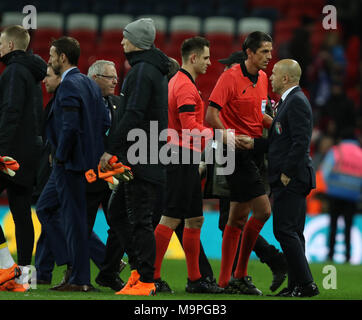 London, Großbritannien. 27. März, 2018. Gareth Southgate (England Manager), Links, ignoriert Schiedsrichter Deniz Aytekin am Ende des Spiels nach der Befassung VAR und Vergabe eine Strafe am England v Italien internationale Fußball-Match, im Wembley Stadion, London, am 27. März 2018. ** Dieses Bild ist für die redaktionelle Nutzung nur ** Quelle: Paul Marriott/Alamy leben Nachrichten Stockfoto