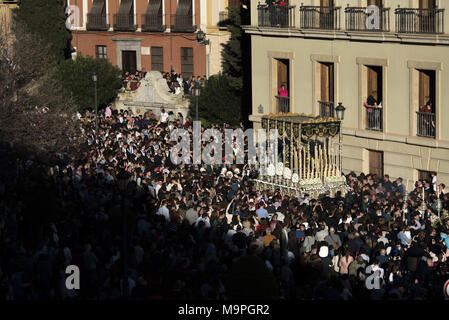 Granada, Granada, Spanien. 27 Mär, 2018. Die ''Nuestra SeÃ±ora de la Esperanza'' von ''La Esperanza'' der Brüderlichkeit in der Plaza Nueva während des Heiligen Dienstag in Granada gesehen. Jedes Jahr tausende von Christen Gläubigen feiert die Heilige Woche in der Osterzeit mit der Kreuzigung und Auferstehung von Jesus Christus. Credit: Carlos Gil/SOPA Images/ZUMA Draht/Alamy leben Nachrichten Stockfoto
