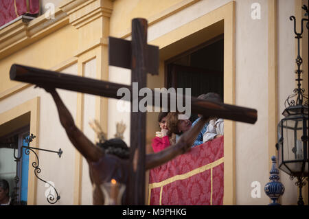 Malaga, Malaga, Spanien. 27 Mär, 2018. Die Menschen in ihrer Balkone watch die Prozession der ''Penas'' Bruderschaft während der Heiligen Woche in Malaga. Die Heilige Woche in Andalusien ist eine der wichtigsten und berühmtesten religiösen Fest aus Spanien. Jedes Jahr werden Tausende von Gläubigen feiern die Heilige Woche in der Osterzeit mit der Kreuzigung und Auferstehung von Jesus Christus. Credit: Jesus Merida/SOPA Images/ZUMA Draht/Alamy leben Nachrichten Stockfoto