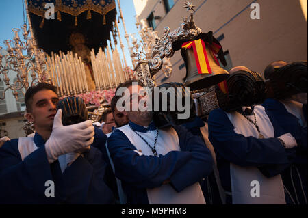 Malaga, Malaga, Spanien. 27 Mär, 2018. Büßer der "Estrella" Bruderschaft, eine Statue der Jungfrau Maria, wie sie in einer Prozession während der Heiligen Woche in Malaga. Die Heilige Woche in Andalusien ist eine der wichtigsten und berühmtesten religiösen Fest aus Spanien. Jedes Jahr werden Tausende von Gläubigen feiern die Heilige Woche in der Osterzeit mit der Kreuzigung und Auferstehung von Jesus Christus. Credit: Jesus Merida/SOPA Images/ZUMA Draht/Alamy leben Nachrichten Stockfoto