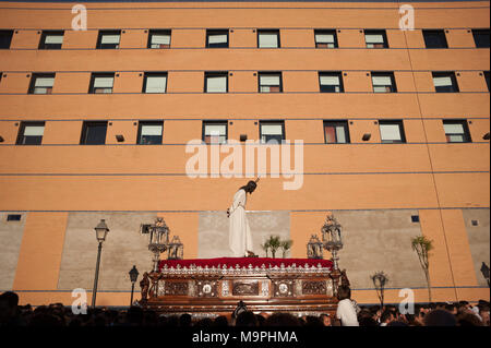 Malaga, Malaga, Spanien. 27 Mär, 2018. Eine Statue von Christus, von "Estrella" bruderschaft ist während der Heiligen Woche in Malaga gesehen. Die Heilige Woche in Andalusien ist eine der wichtigsten und berühmtesten religiösen Fest aus Spanien. Jedes Jahr werden Tausende von Gläubigen feiern die Heilige Woche in der Osterzeit mit der Kreuzigung und Auferstehung von Jesus Christus. Credit: Jesus Merida/SOPA Images/ZUMA Draht/Alamy leben Nachrichten Stockfoto