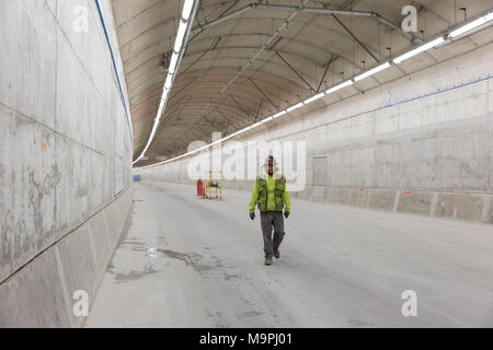 Seattle, Washington, USA. 27 Mär, 2018. Seattle Tunnel Partner'-Operator Vorarbeiter David Melnick Spaziergänge entlang der oberen Deck der SR 99 Tunnel. Straße Decks des alaskischen Weise Viaduct Austauschprogramm sind abgeschlossen und die Betriebs- und Sicherheitseinrichtungen des Tunnels sind derzeit installiert werden. Die gelangweilte Straßentunnel ersetzt die alaskische Weise Viaduct und State Route 99 in der Innenstadt von Seattle aus der SODO Nachbarschaft zu South Lake Union. Credit: Paul Christian Gordon/Alamy leben Nachrichten Stockfoto