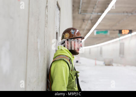 Seattle, Washington, USA. 27 Mär, 2018. Seattle Tunnel Partner'-Operator Vorarbeiter David Melnick wacht über die Besucher bei einem Rundgang durch die SR 99 Tunnel. Straße Decks des alaskischen Weise Viaduct Austauschprogramm sind abgeschlossen und die Betriebs- und Sicherheitseinrichtungen des Tunnels sind derzeit installiert werden. Die gelangweilte Straßentunnel ersetzt die alaskische Weise Viaduct und State Route 99 in der Innenstadt von Seattle aus der SODO Nachbarschaft zu South Lake Union. Credit: Paul Christian Gordon/Alamy leben Nachrichten Stockfoto
