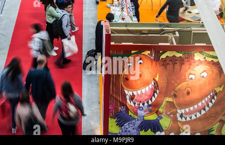 Bologna, Italien. 27 Mär, 2018. Menschen besuchen der Kinderbuchmesse in Bologna, Italien, am 27. März 2018. Der 55 Bologna Kinderbuchmesse begann am Montag. Credit: Jin Yu/Xinhua/Alamy leben Nachrichten Stockfoto