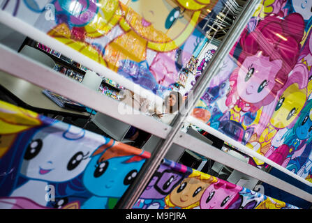 Bologna, Italien. 27 Mär, 2018. Aussteller sprechen auf der Kinderbuchmesse in Bologna, Italien, am 27. März 2018. Der 55 Bologna Kinderbuchmesse begann am Montag. Credit: Jin Yu/Xinhua/Alamy leben Nachrichten Stockfoto