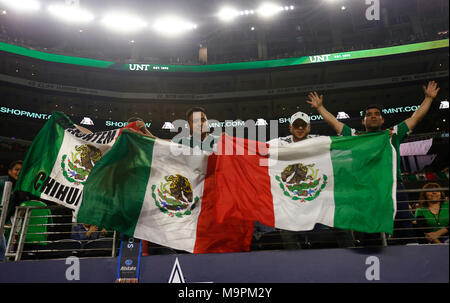 Arlington, Texas, USA. 27 Mär, 2018. März 27, 2018, Arlington Tx., USA. Mexikanischen Fans feiern in der zweiten Hälfte der Mexiko vs Kroatien internationalen Freundschaftsspiel Bei ATT Stadium in Arlington, Texas. Credit: Ralph Lauer/ZUMA Draht/Alamy leben Nachrichten Stockfoto