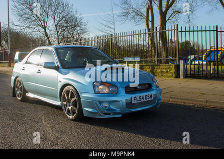 2004 Blue Subaru Impreza 2.0 WRX Sti WR 1994cc Benzinlimousine bei der North-West Supercar Veranstaltung als Autos und Touristen im Küstenort ankommen. Die Autos sind an der Strandpromenade von der Stange, da Liebhaber von klassischen und Sportfahrzeugen das warme Wetter für einen Tag im Auto nutzen. Stockfoto