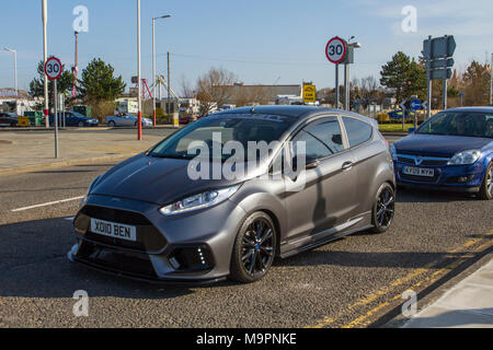 2017 grauer Ford Fiesta Zetec beim North-West Supercar Event als Autos und Touristen im Küstenort ankommen. Autos sind von Stoßstange zu Stoßstange an der Strandpromenade, da Liebhaber von Oldtimern und Oldtimern das warme Wetter für einen Tag im Auto nutzen. Stockfoto