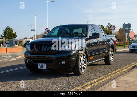 2007 schwarzer amerikanischer Ford F-150 Doppelkabinenabholung beim North-West Supercar Event, als Autos und Touristen im Küstenort ankommen. Autos sind von Stoßstange zu Stoßstange an der Strandpromenade, da Liebhaber von klassischen und amerikanischen Autos das warme Wetter für einen Tag im Auto nutzen. Stockfoto