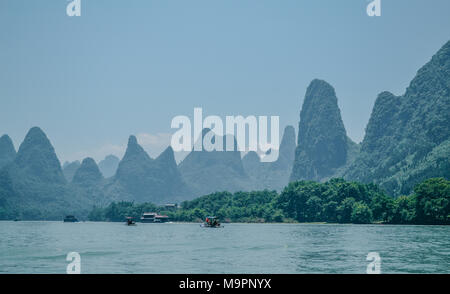 Guili, Guili, China. 28. März, 2018. Guilin, China - Landschaft mit Fluss Lijiang in Guilin, Guangxi Provinz im Südwesten Chinas. Die Li River oder Lijiang River ist ein Fluss in der Autonomen Region Guangxi Zhuang, China. Es fließt 83 km (52 mi) von Guilin nach Yangshuo, wo die karstige Berge und den Fluss Sehenswürdigkeiten markieren Sie die berühmten Li Fluss Kreuzfahrt. Credit: SIPA Asien/ZUMA Draht/Alamy leben Nachrichten Stockfoto