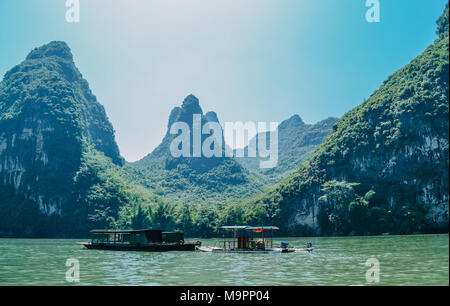 Guili, Guili, China. 28. März, 2018. Guilin, China - Landschaft mit Fluss Lijiang in Guilin, Guangxi Provinz im Südwesten Chinas. Die Li River oder Lijiang River ist ein Fluss in der Autonomen Region Guangxi Zhuang, China. Es fließt 83 km (52 mi) von Guilin nach Yangshuo, wo die karstige Berge und den Fluss Sehenswürdigkeiten markieren Sie die berühmten Li Fluss Kreuzfahrt. Credit: SIPA Asien/ZUMA Draht/Alamy leben Nachrichten Stockfoto