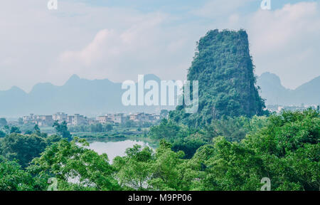 Guili, Guili, China. 28. März, 2018. Guilin, China - Landschaft mit Fluss Lijiang in Guilin, Guangxi Provinz im Südwesten Chinas. Die Li River oder Lijiang River ist ein Fluss in der Autonomen Region Guangxi Zhuang, China. Es fließt 83 km (52 mi) von Guilin nach Yangshuo, wo die karstige Berge und den Fluss Sehenswürdigkeiten markieren Sie die berühmten Li Fluss Kreuzfahrt. Credit: SIPA Asien/ZUMA Draht/Alamy leben Nachrichten Stockfoto