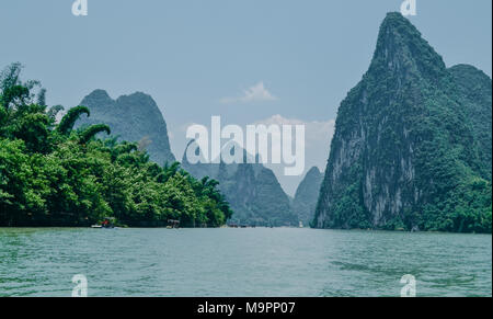 Guili, Guili, China. 28. März, 2018. Guilin, China - Landschaft mit Fluss Lijiang in Guilin, Guangxi Provinz im Südwesten Chinas. Die Li River oder Lijiang River ist ein Fluss in der Autonomen Region Guangxi Zhuang, China. Es fließt 83 km (52 mi) von Guilin nach Yangshuo, wo die karstige Berge und den Fluss Sehenswürdigkeiten markieren Sie die berühmten Li Fluss Kreuzfahrt. Credit: SIPA Asien/ZUMA Draht/Alamy leben Nachrichten Stockfoto