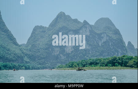 Guili, Guili, China. 28. März, 2018. Guilin, China - Landschaft mit Fluss Lijiang in Guilin, Guangxi Provinz im Südwesten Chinas. Die Li River oder Lijiang River ist ein Fluss in der Autonomen Region Guangxi Zhuang, China. Es fließt 83 km (52 mi) von Guilin nach Yangshuo, wo die karstige Berge und den Fluss Sehenswürdigkeiten markieren Sie die berühmten Li Fluss Kreuzfahrt. Credit: SIPA Asien/ZUMA Draht/Alamy leben Nachrichten Stockfoto