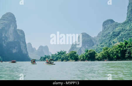 Guili, Guili, China. 28. März, 2018. Guilin, China - Landschaft mit Fluss Lijiang in Guilin, Guangxi Provinz im Südwesten Chinas. Die Li River oder Lijiang River ist ein Fluss in der Autonomen Region Guangxi Zhuang, China. Es fließt 83 km (52 mi) von Guilin nach Yangshuo, wo die karstige Berge und den Fluss Sehenswürdigkeiten markieren Sie die berühmten Li Fluss Kreuzfahrt. Credit: SIPA Asien/ZUMA Draht/Alamy leben Nachrichten Stockfoto