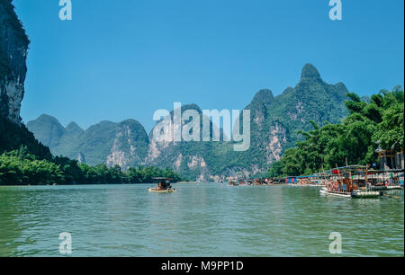 Guili, Guili, China. 28. März, 2018. Guilin, China - Landschaft mit Fluss Lijiang in Guilin, Guangxi Provinz im Südwesten Chinas. Die Li River oder Lijiang River ist ein Fluss in der Autonomen Region Guangxi Zhuang, China. Es fließt 83 km (52 mi) von Guilin nach Yangshuo, wo die karstige Berge und den Fluss Sehenswürdigkeiten markieren Sie die berühmten Li Fluss Kreuzfahrt. Credit: SIPA Asien/ZUMA Draht/Alamy leben Nachrichten Stockfoto