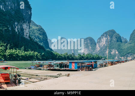 Guili, Guili, China. 28. März, 2018. Guilin, China - Landschaft mit Fluss Lijiang in Guilin, Guangxi Provinz im Südwesten Chinas. Die Li River oder Lijiang River ist ein Fluss in der Autonomen Region Guangxi Zhuang, China. Es fließt 83 km (52 mi) von Guilin nach Yangshuo, wo die karstige Berge und den Fluss Sehenswürdigkeiten markieren Sie die berühmten Li Fluss Kreuzfahrt. Credit: SIPA Asien/ZUMA Draht/Alamy leben Nachrichten Stockfoto