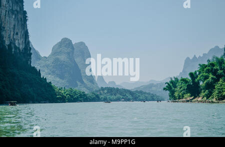 Guili, Guili, China. 28. März, 2018. Guilin, China - Landschaft mit Fluss Lijiang in Guilin, Guangxi Provinz im Südwesten Chinas. Die Li River oder Lijiang River ist ein Fluss in der Autonomen Region Guangxi Zhuang, China. Es fließt 83 km (52 mi) von Guilin nach Yangshuo, wo die karstige Berge und den Fluss Sehenswürdigkeiten markieren Sie die berühmten Li Fluss Kreuzfahrt. Credit: SIPA Asien/ZUMA Draht/Alamy leben Nachrichten Stockfoto