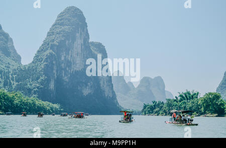 Guili, Guili, China. 28. März, 2018. Guilin, China - Landschaft mit Fluss Lijiang in Guilin, Guangxi Provinz im Südwesten Chinas. Die Li River oder Lijiang River ist ein Fluss in der Autonomen Region Guangxi Zhuang, China. Es fließt 83 km (52 mi) von Guilin nach Yangshuo, wo die karstige Berge und den Fluss Sehenswürdigkeiten markieren Sie die berühmten Li Fluss Kreuzfahrt. Credit: SIPA Asien/ZUMA Draht/Alamy leben Nachrichten Stockfoto