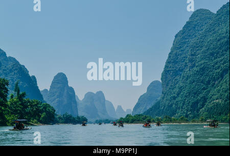 Guili, Guili, China. 28. März, 2018. Guilin, China - Landschaft mit Fluss Lijiang in Guilin, Guangxi Provinz im Südwesten Chinas. Die Li River oder Lijiang River ist ein Fluss in der Autonomen Region Guangxi Zhuang, China. Es fließt 83 km (52 mi) von Guilin nach Yangshuo, wo die karstige Berge und den Fluss Sehenswürdigkeiten markieren Sie die berühmten Li Fluss Kreuzfahrt. Credit: SIPA Asien/ZUMA Draht/Alamy leben Nachrichten Stockfoto