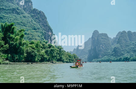 Guili, Guili, China. 28. März, 2018. Guilin, China - Landschaft mit Fluss Lijiang in Guilin, Guangxi Provinz im Südwesten Chinas. Die Li River oder Lijiang River ist ein Fluss in der Autonomen Region Guangxi Zhuang, China. Es fließt 83 km (52 mi) von Guilin nach Yangshuo, wo die karstige Berge und den Fluss Sehenswürdigkeiten markieren Sie die berühmten Li Fluss Kreuzfahrt. Credit: SIPA Asien/ZUMA Draht/Alamy leben Nachrichten Stockfoto