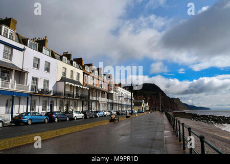 Honiton, Devon, Großbritannien. Am 28. März 2018. UK Wetter. Das Meer, an einem Morgen des sonnigen Perioden in den Badeort Sidmouth in Devon nach schweren nächtlichen Regen gelöscht. Foto: Graham Jagd-/Alamy leben Nachrichten Stockfoto